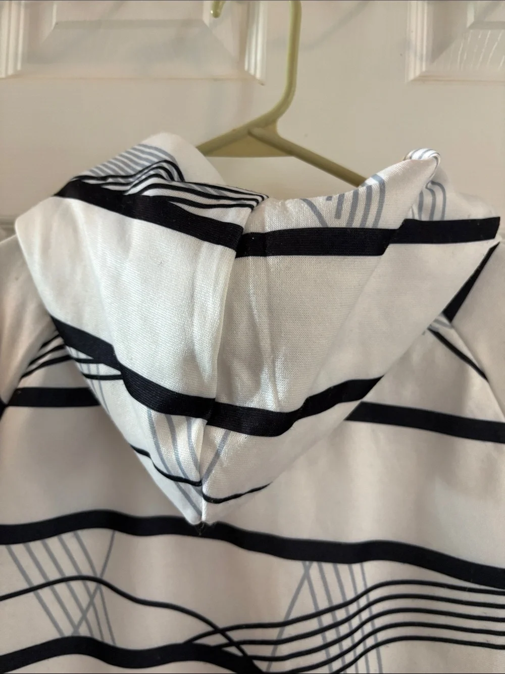 Wanakgme Men’s White & Black Striped Hooded Sweatshirt Size XL EXCLUSIVE